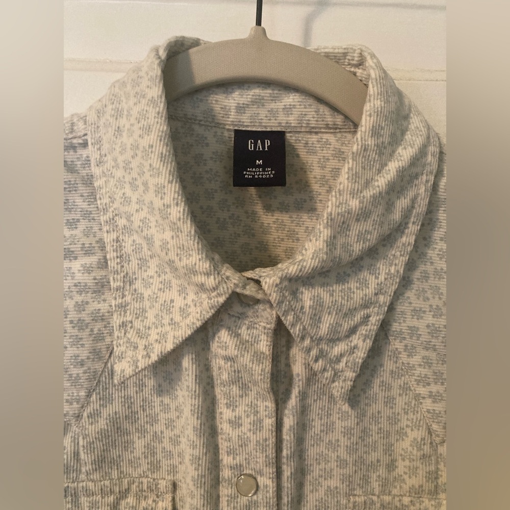 GAP Women’s Corduroy Cream Shirt with Pale Blue Grey Print. Medium.